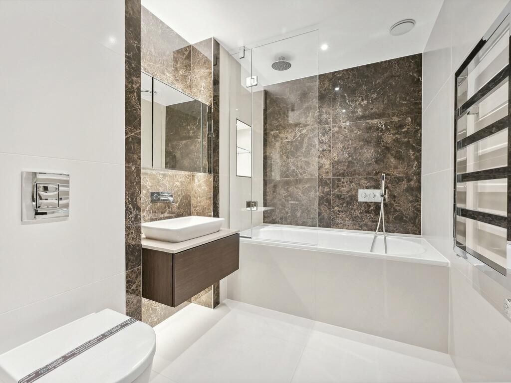 Property photo 3 of 8 Bathroom.Jpeg