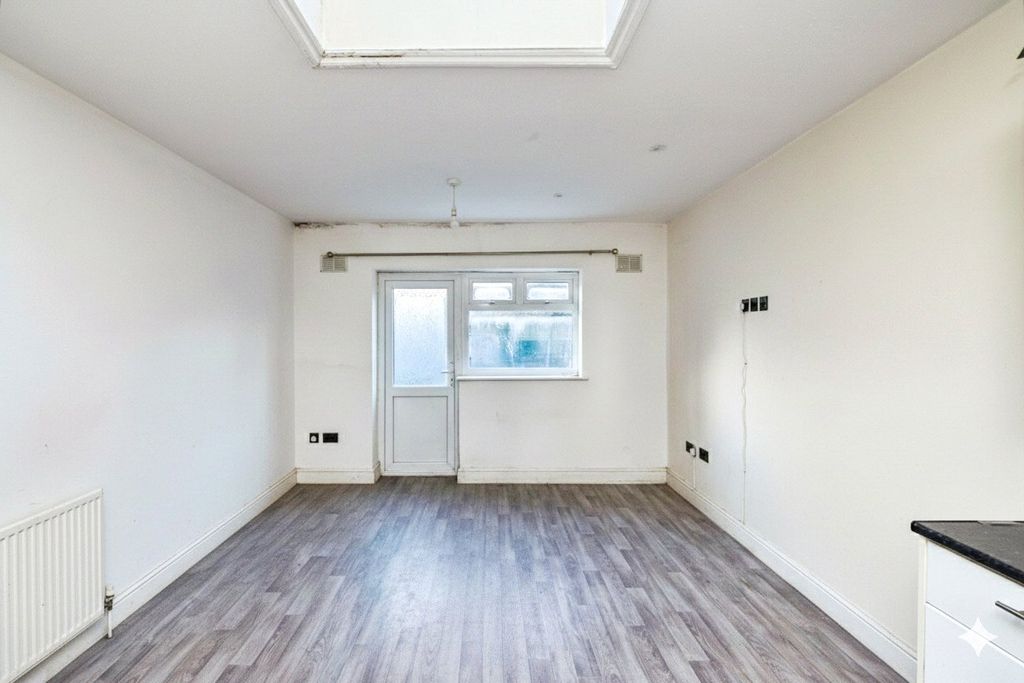 Property photo 3 of 9 Picture No. 41