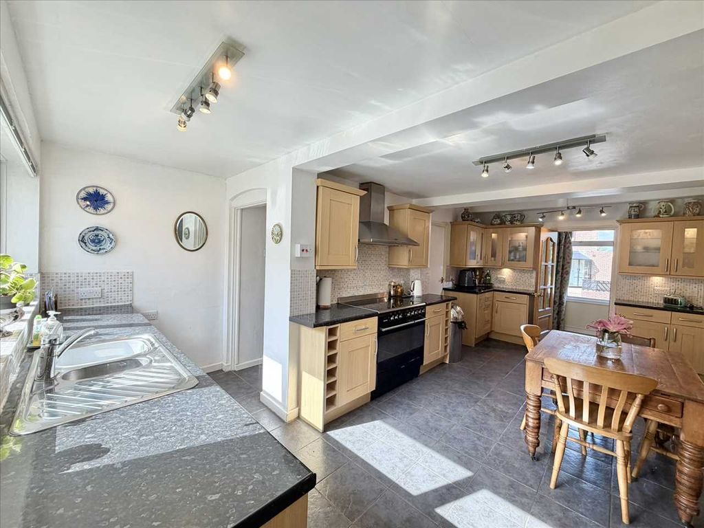 Property photo 2 of 32 Kitchen Diner