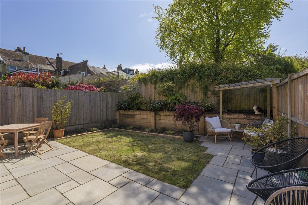 Property photo 2 of 30