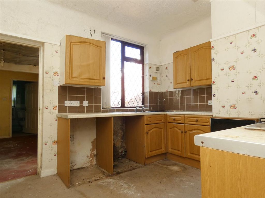 Property photo 3 of 10 Kitchen