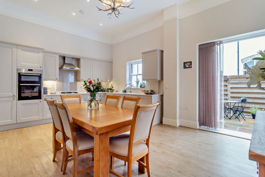 Property photo 3 of 17 8548537-Interior01-800