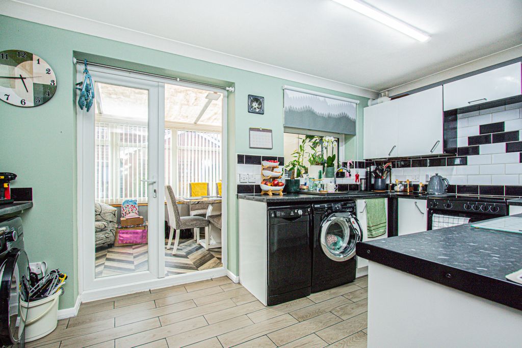 Property photo 2 of 10 Kitchen