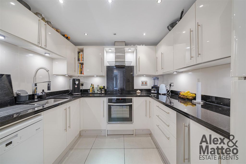 Property photo 2 of 32 Sandringham Court