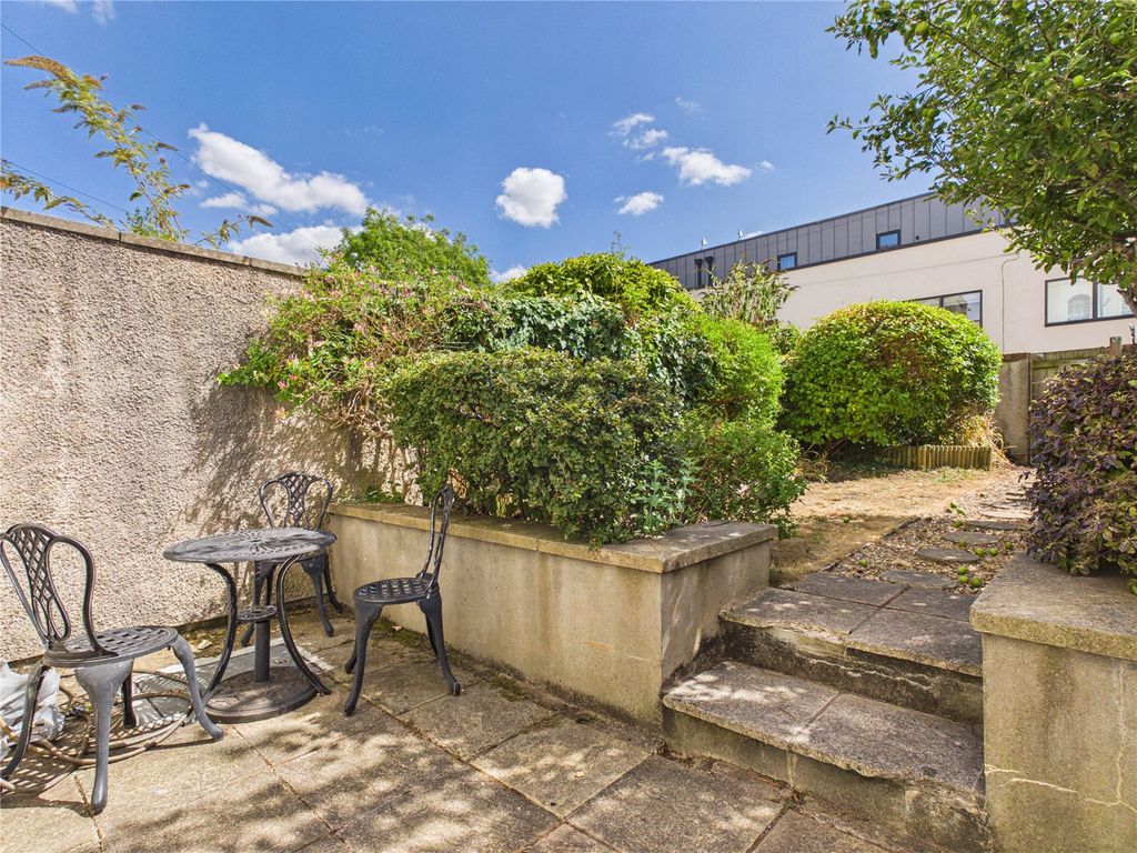 Property photo 2 of 18 Picture No. 11