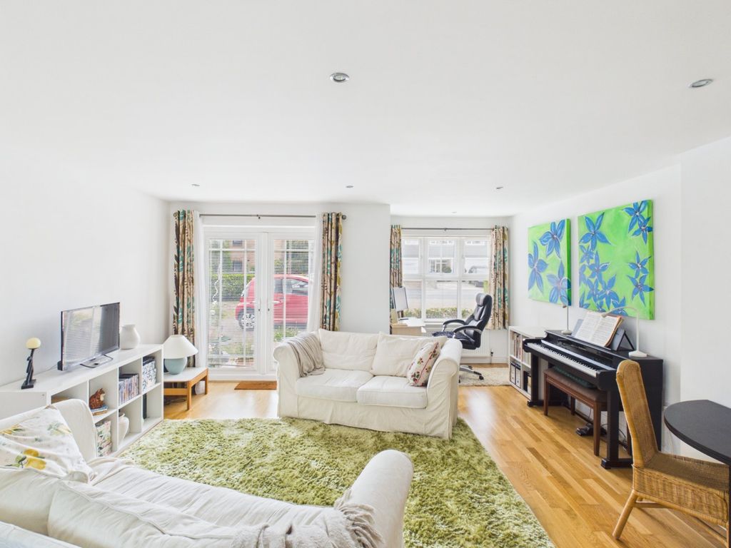 Property photo 1 of 10 Living Room