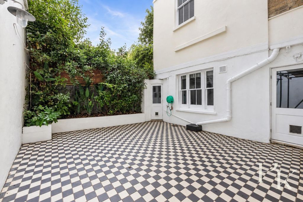 Property photo 2 of 27