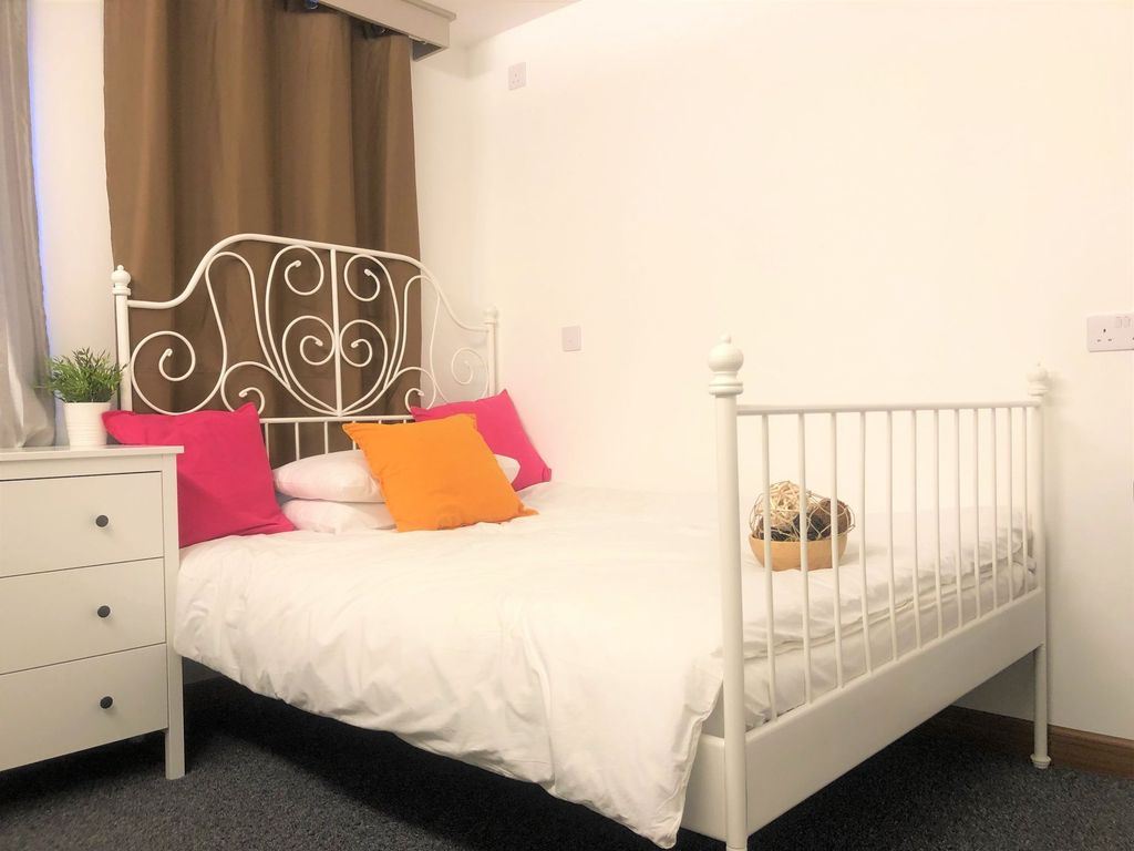 Property photo 3 of 9 A Bright And Inviting Double Bedroom Featuring A W...