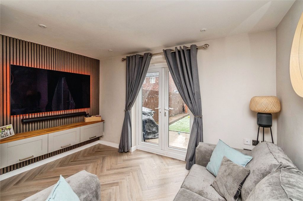 Property photo 2 of 17 Lounge