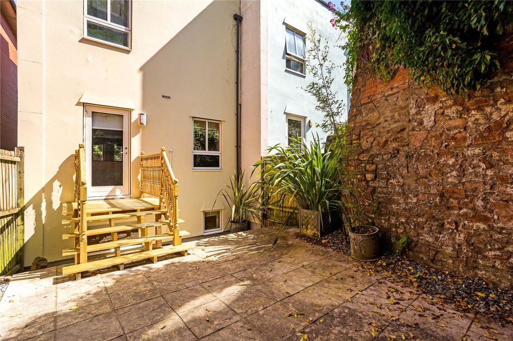 Property photo 2 of 12 Courtyard