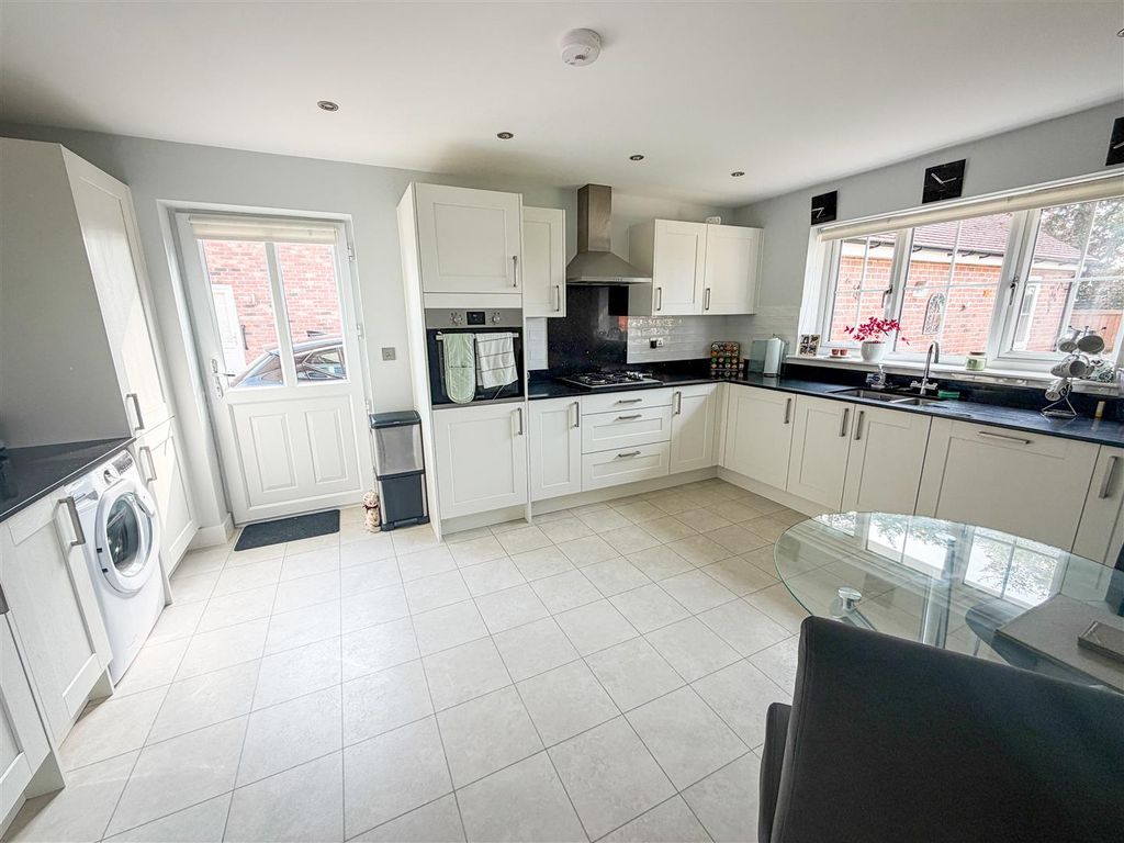 Property photo 3 of 27 Kitchen/Diner