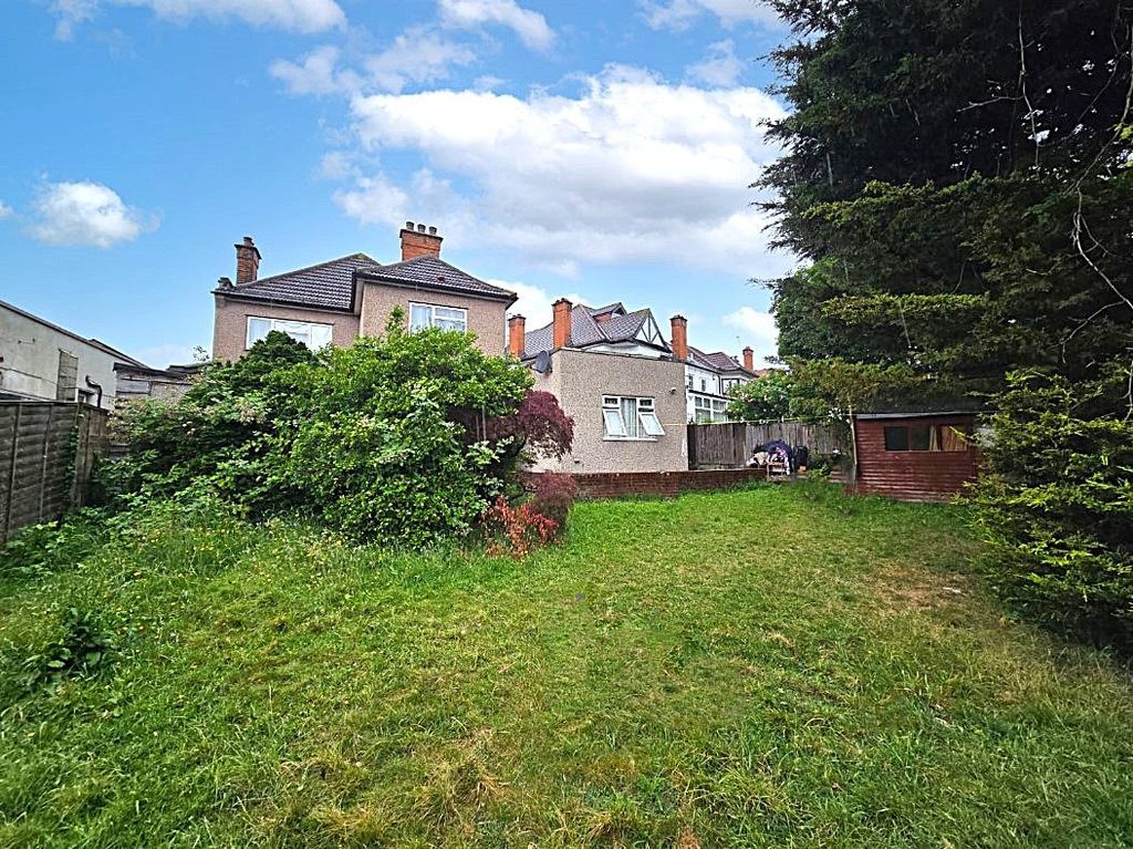 Property photo 1 of 17 Chain Free Large Detached 4 Bedroom House With A Large Annexed One Bedroom Fully Self Contained Apartment