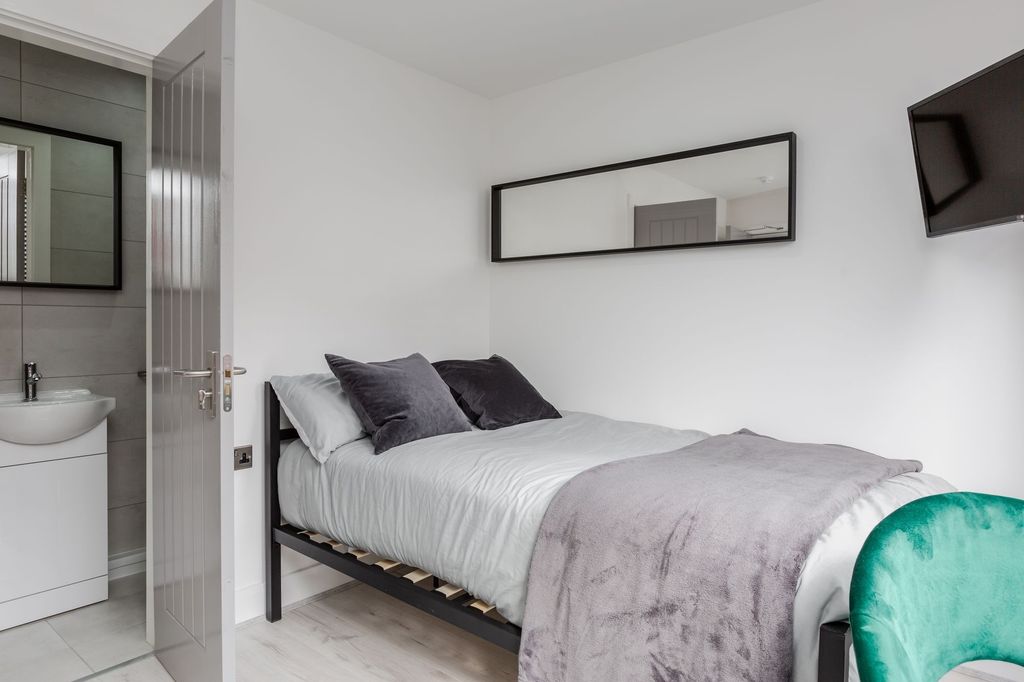 Property photo 2 of 6 A Modern, Well-Kept Double Bedroom Featuring A Com...