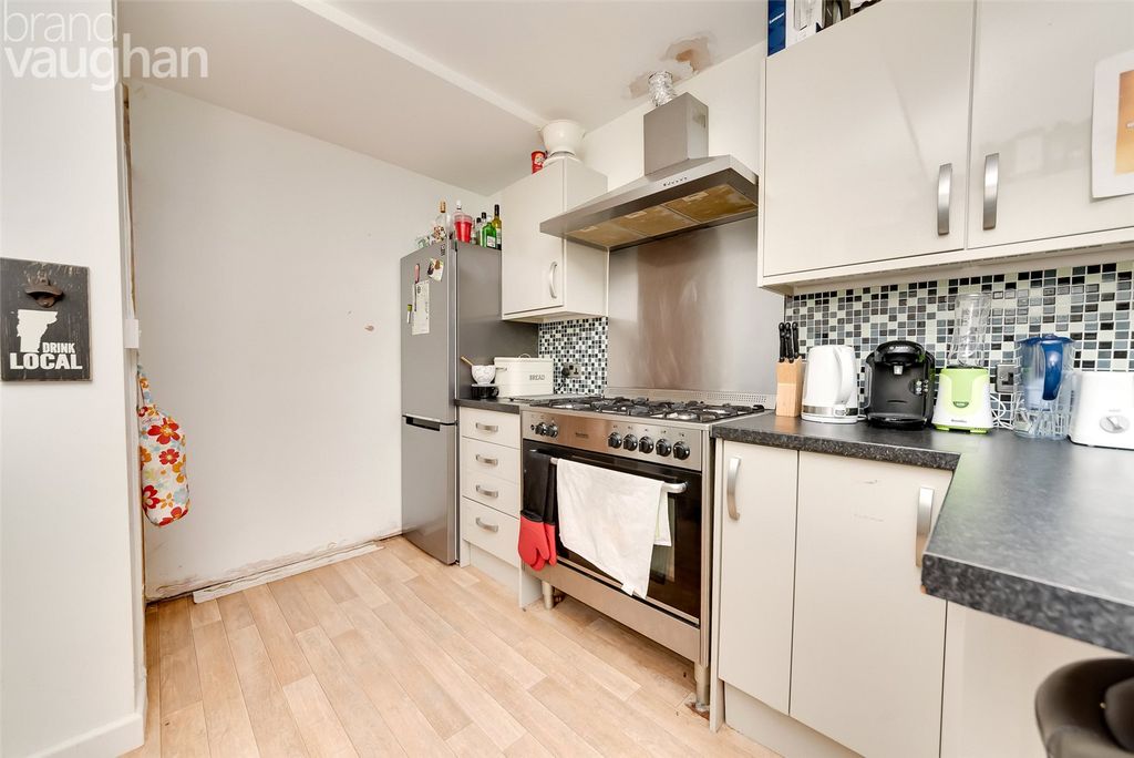 Property photo 2 of 9 Kitchen