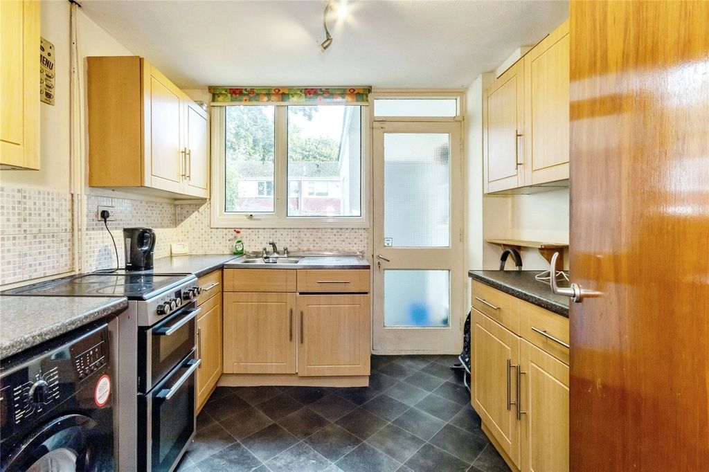 Property photo 3 of 16 Fitted Kitchen