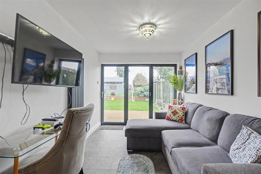 Property photo 3 of 29 Sitting Area