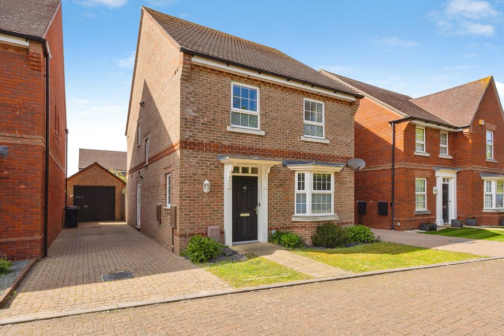 Property photo 2 of 19 Driveway