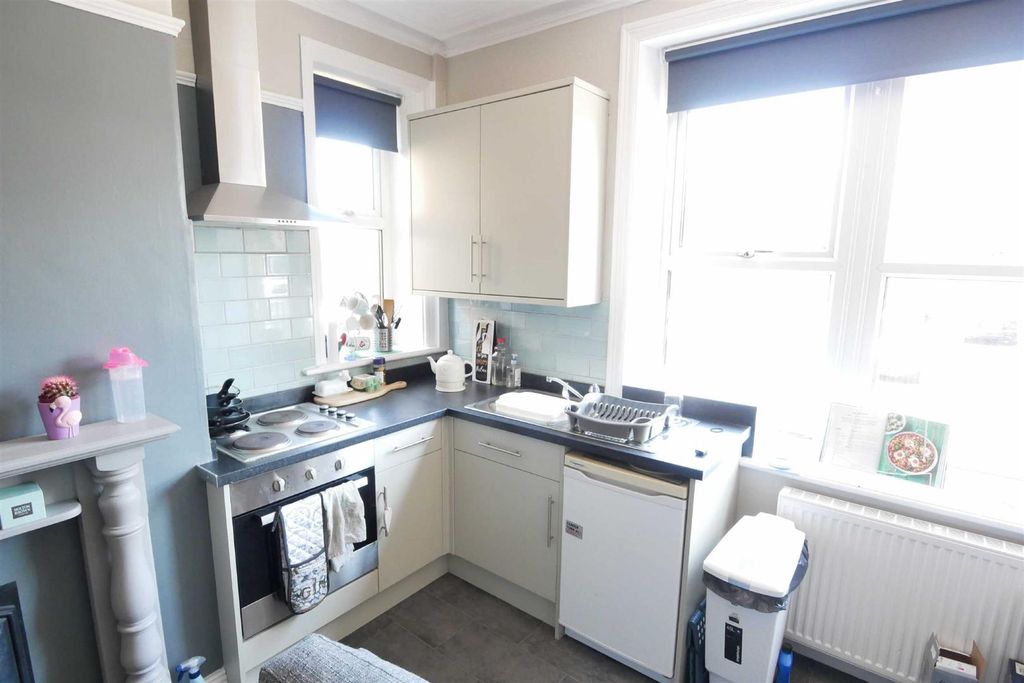 Property photo 2 of 6 Living Kitchen