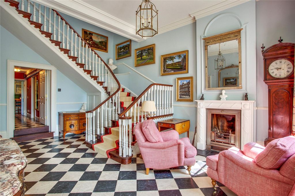 Property photo 3 of 22 Entrance Hall