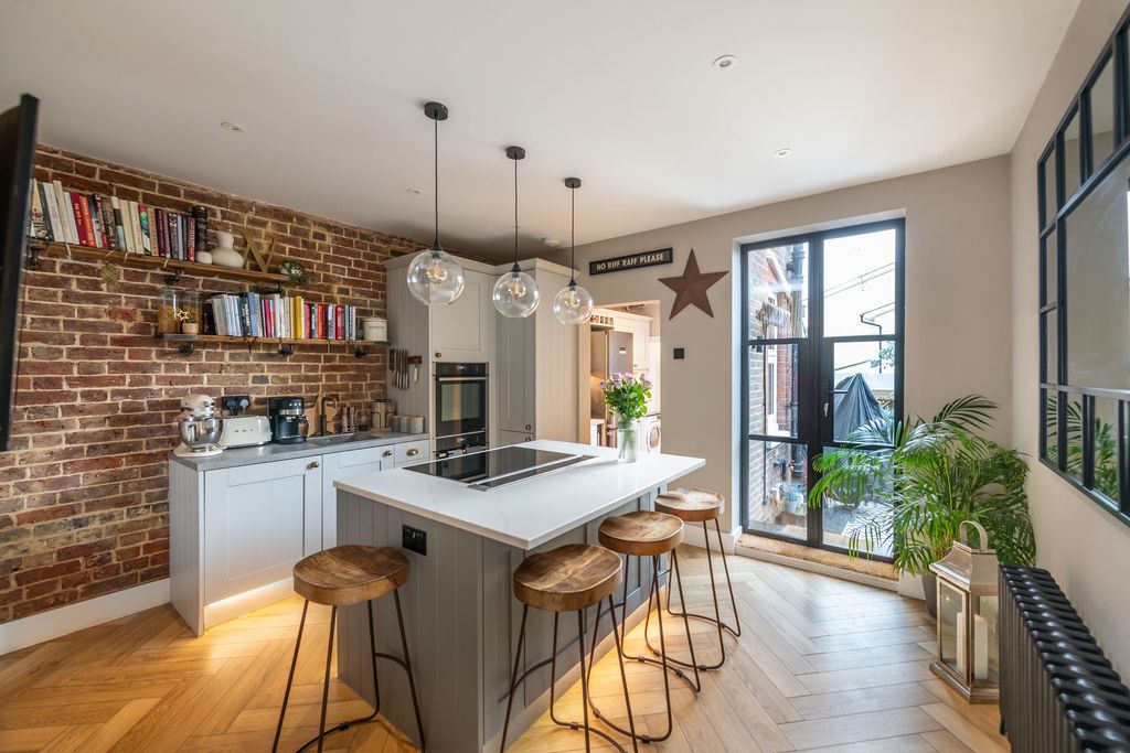 Property photo 2 of 20