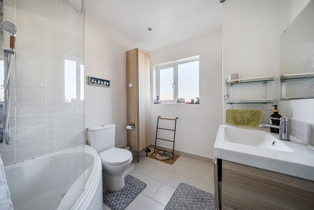 Property photo 3 of 18 Bathroom