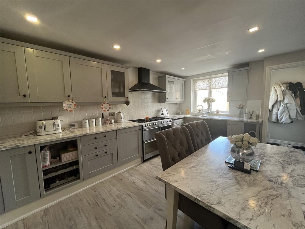 Property photo 2 of 17 Kitchen