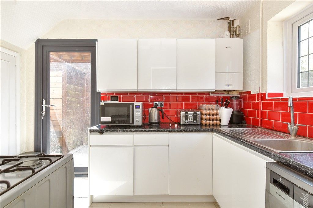 Property photo 3 of 10 Kitchen
