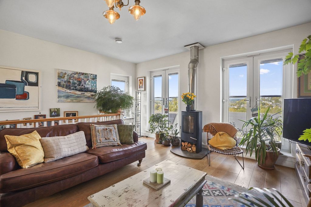 Property photo 2 of 27