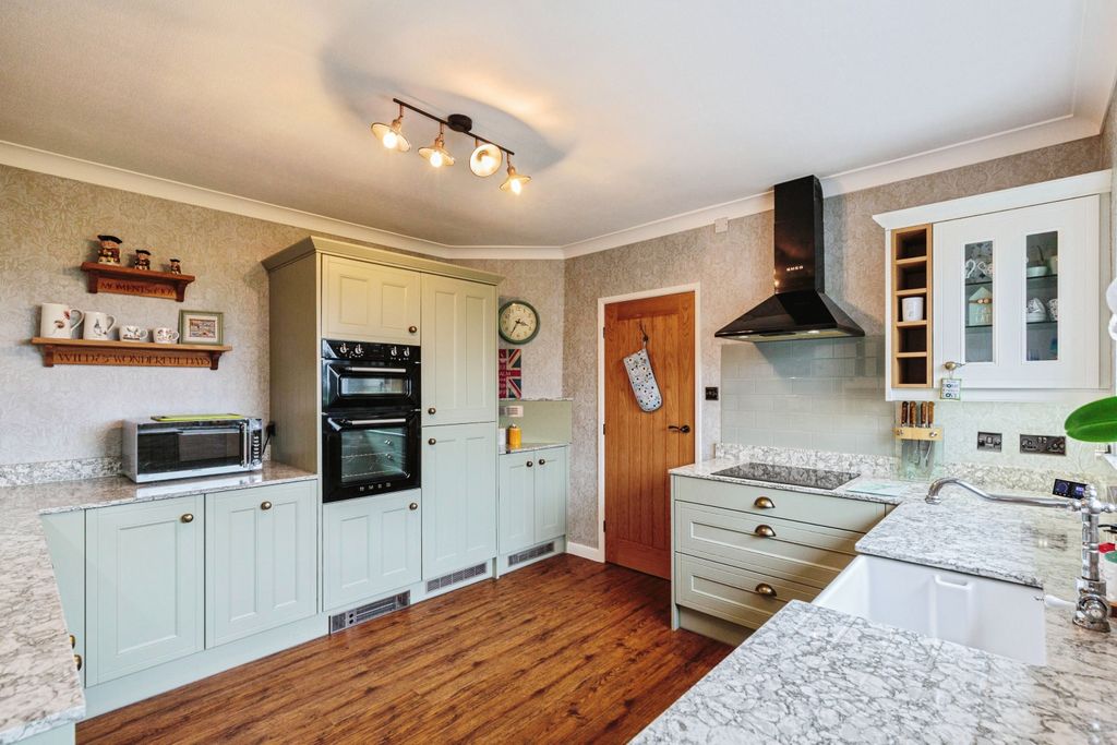 Property photo 3 of 23 Kitchen