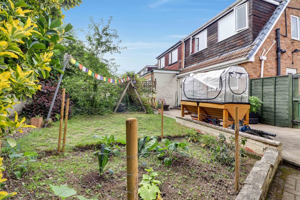 Property photo 2 of 27 South Facing Rear Garden