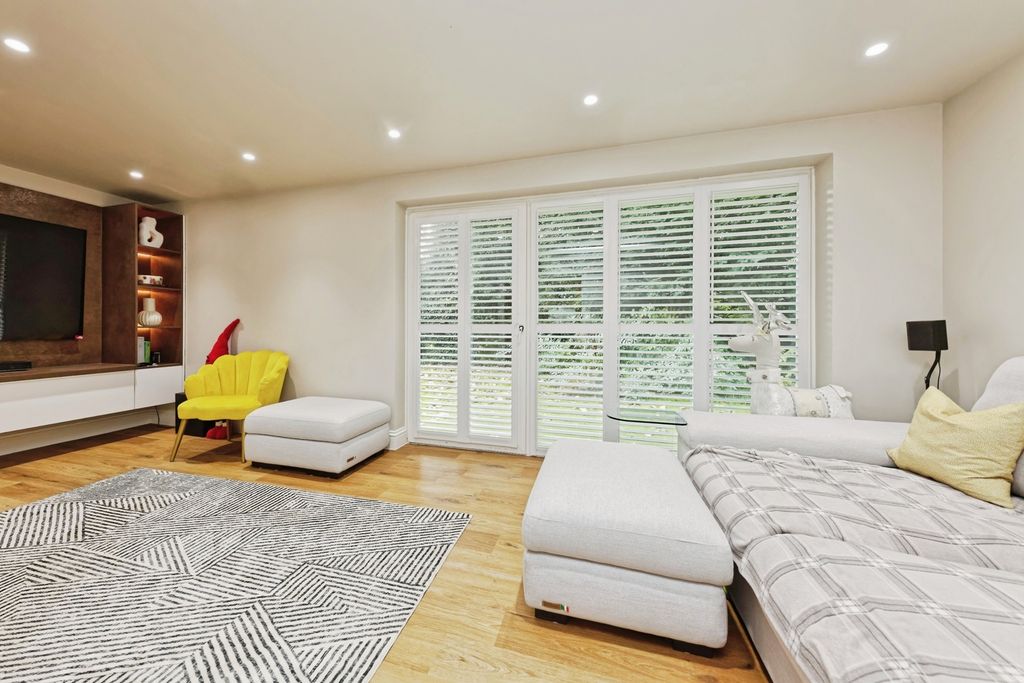 Property photo 3 of 17 Photo