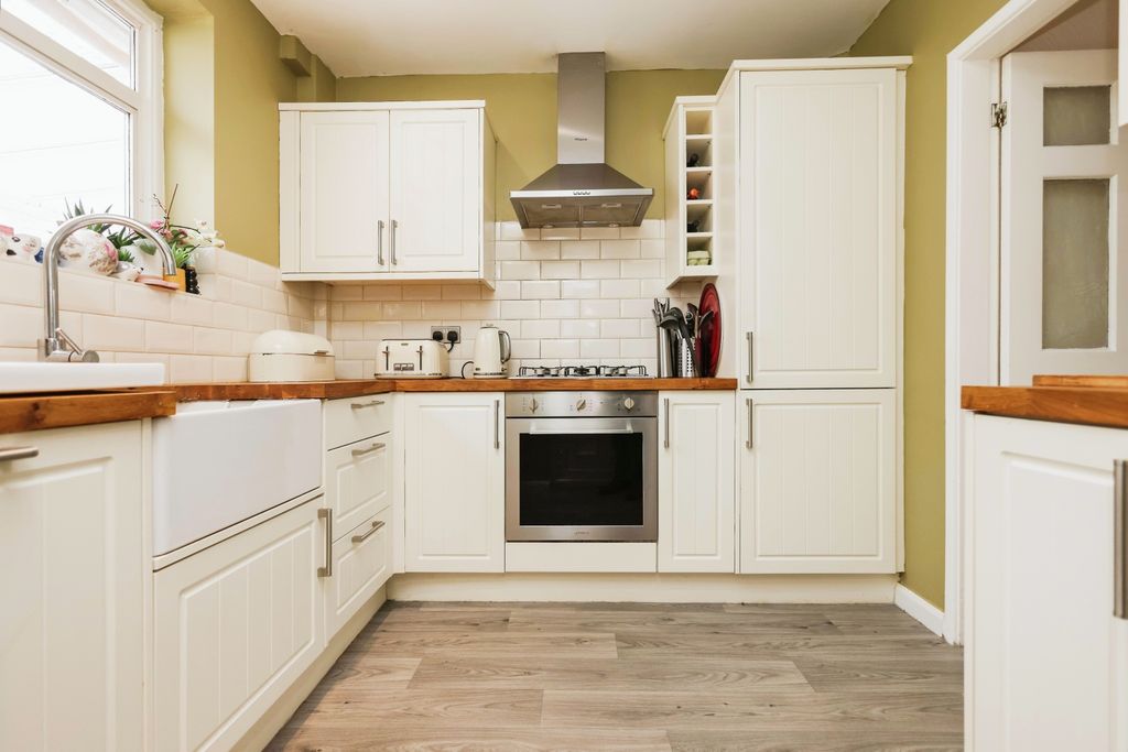 Property photo 3 of 17 Kitchen