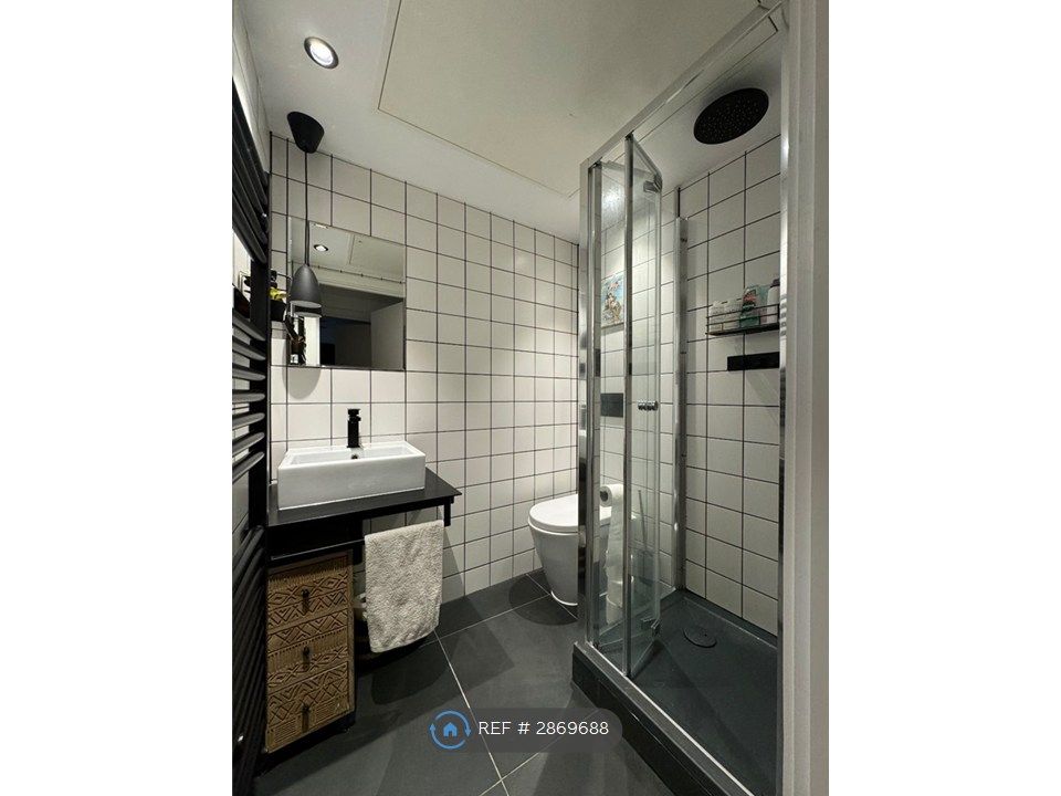 Property photo 3 of 10 Bathroom