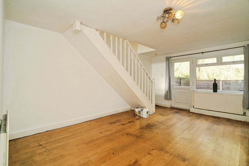 Property photo 3 of 19 Lounge