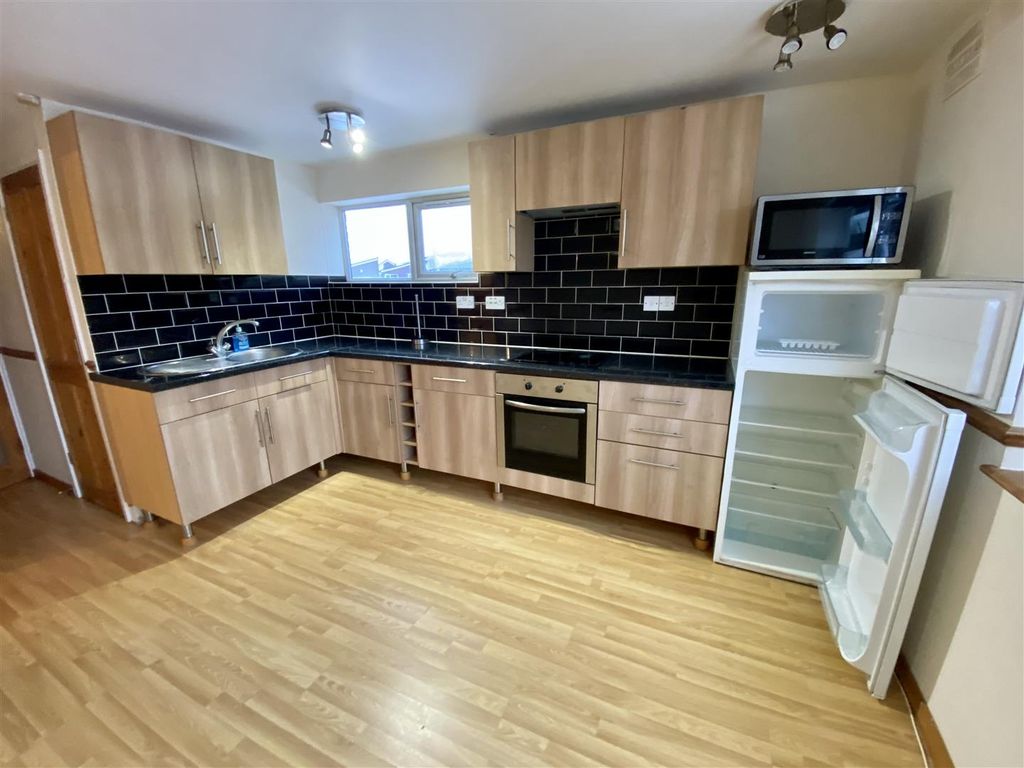 Property photo 3 of 5 Kitchen