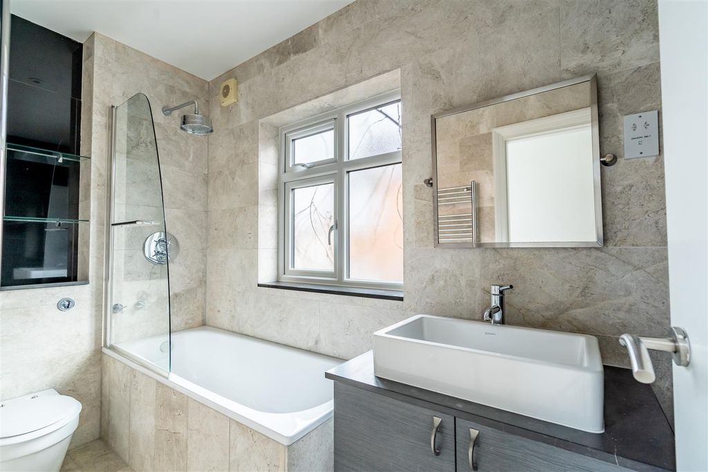 Property photo 3 of 11 Flat 2 2New Lane Holgate-7.Jpg