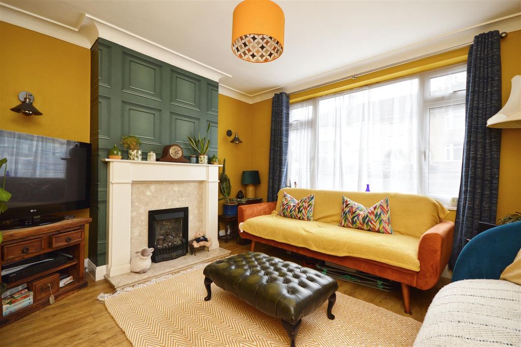 Property photo 3 of 23 Sitting Room