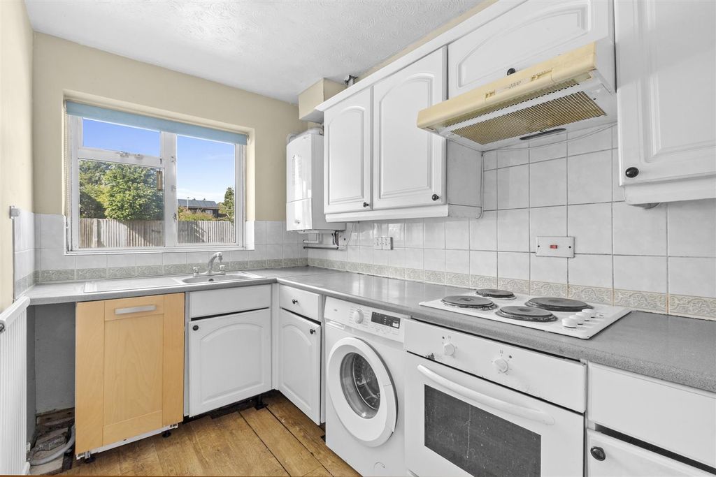 Property photo 3 of 14 8 Oldhouse Close, Hp11 1Tp-6.Jpg