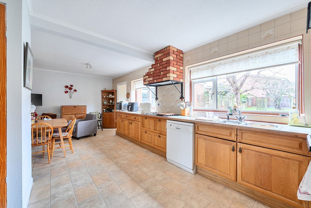 Property photo 2 of 21 1396813-8-696129A...