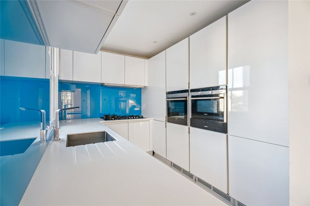 Property photo 3 of 11 Kitchen