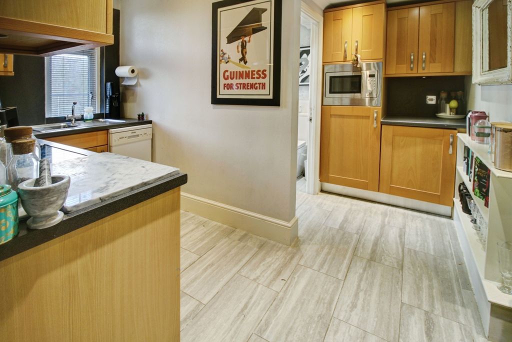 Property photo 3 of 17 A610c5B5-5tv11