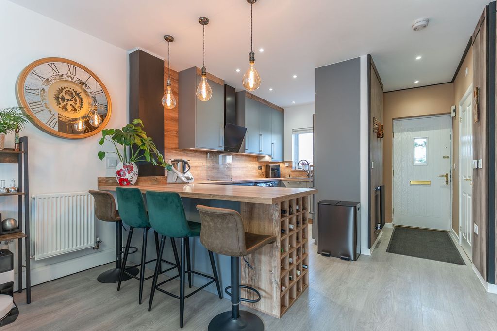 Property photo 3 of 25