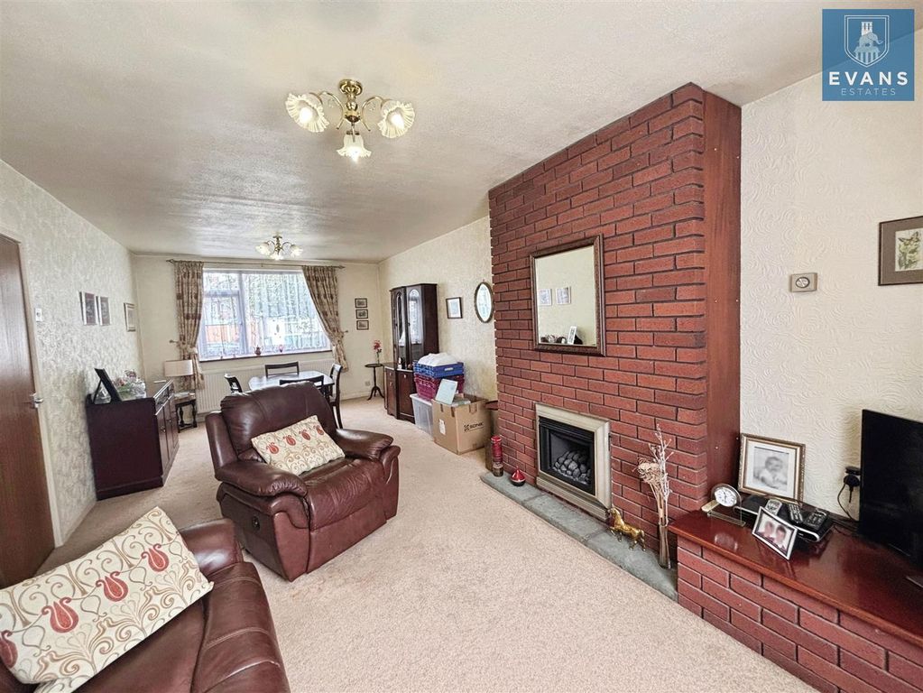 Property photo 2 of 17 Through Lounge