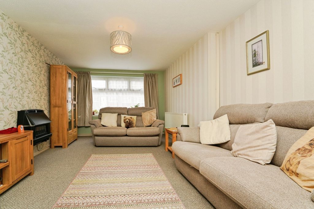 Property photo 3 of 20 Lounge