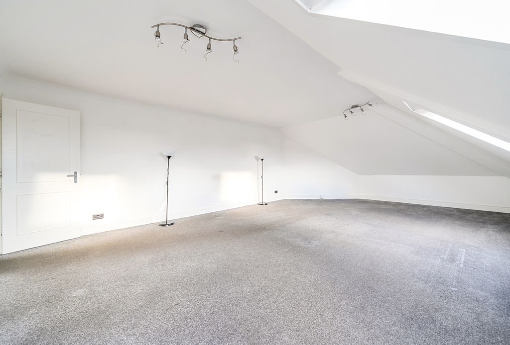 Property photo 2 of 12 1400839-7-696Abad...