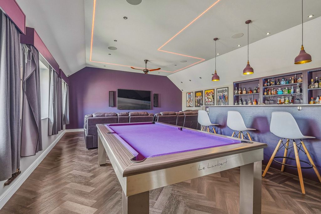 Property photo 3 of 48 Bar & Cinema