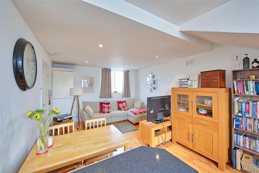 Property photo 1 of 7 242c_Earlsfield_Road_Image7_14323_4.Jpg