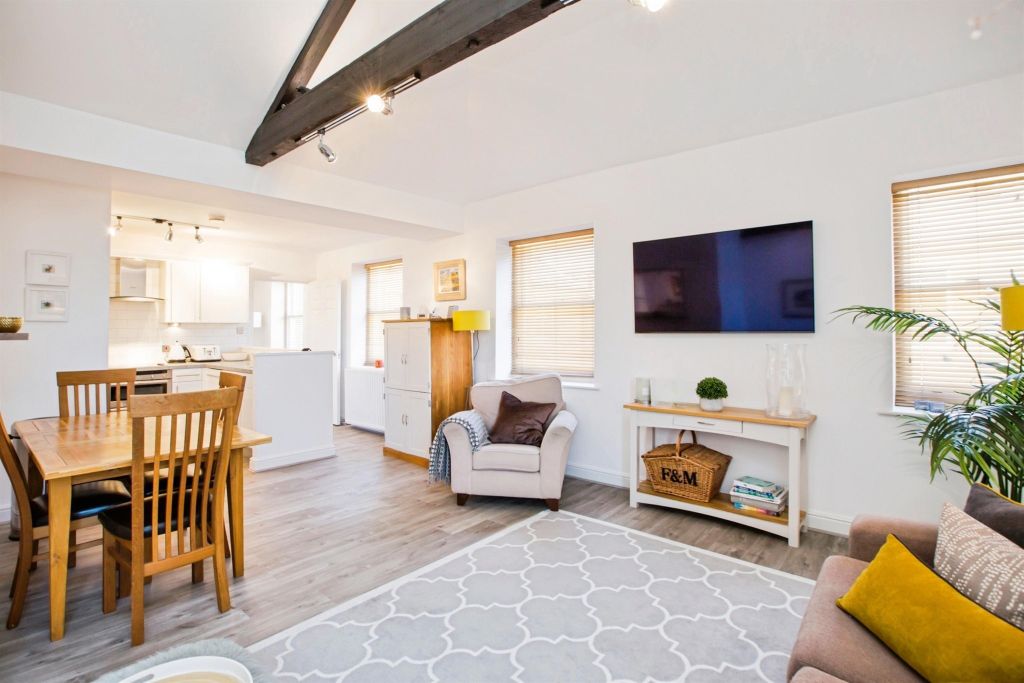 2 bed flat for saleCharlotte Close, Halifax HX1