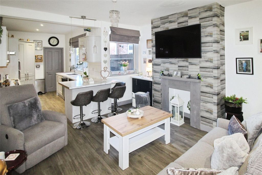 Property photo 2 of 17 Lounge