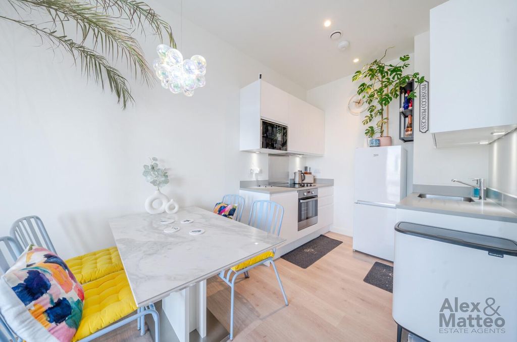 Property photo 2 of 11 Varcoe Road